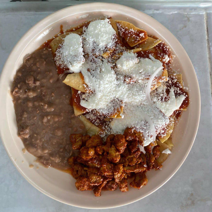 Chilaquiles Rojos con Adobada
