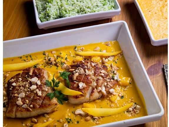 Receita contemporânea. Sabor agridoce. Filé de pescada amarela grelhado com molho de manga, gengibre e maracujá, salpicado com pedacinhos de castanha de caju. Acompanha arroz com brócolis e purê de abóbora gratinado com queijo coalho.