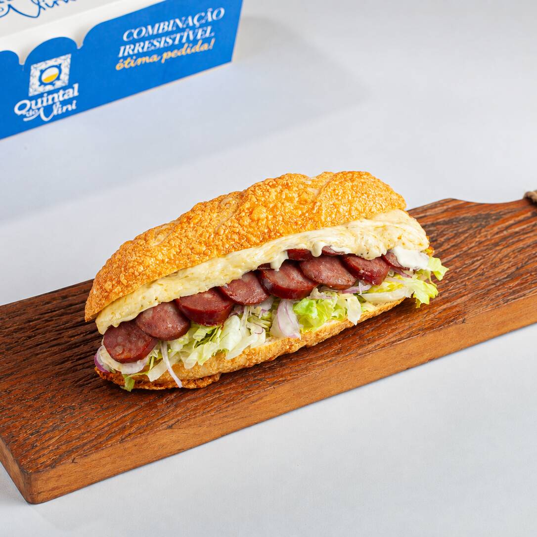 Uma versão mais econômica mas com muito sabor. Na baguete de mussarela de 12cm , acompanhada de 60g de calabresa na chapa fatiada, com maionese, alface americana, cebola roxa e mussarela derretida.
Para quem ama calabresa, essa é a melhor opção!
