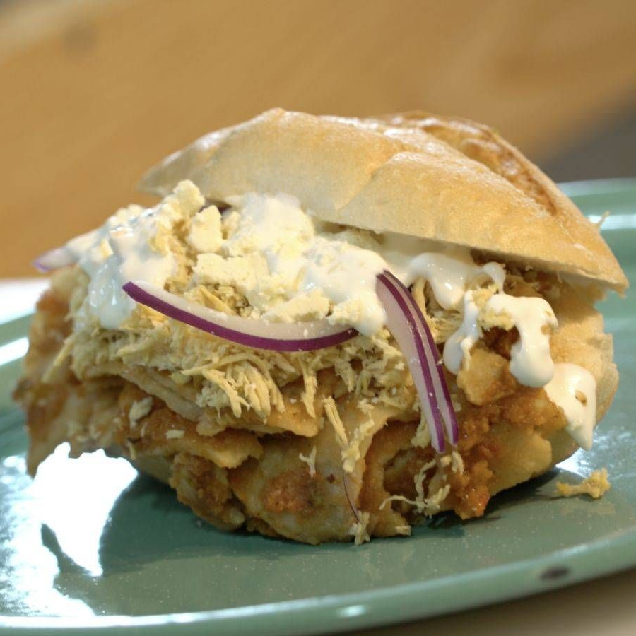 Torta de Chilaquiles con Milanesa