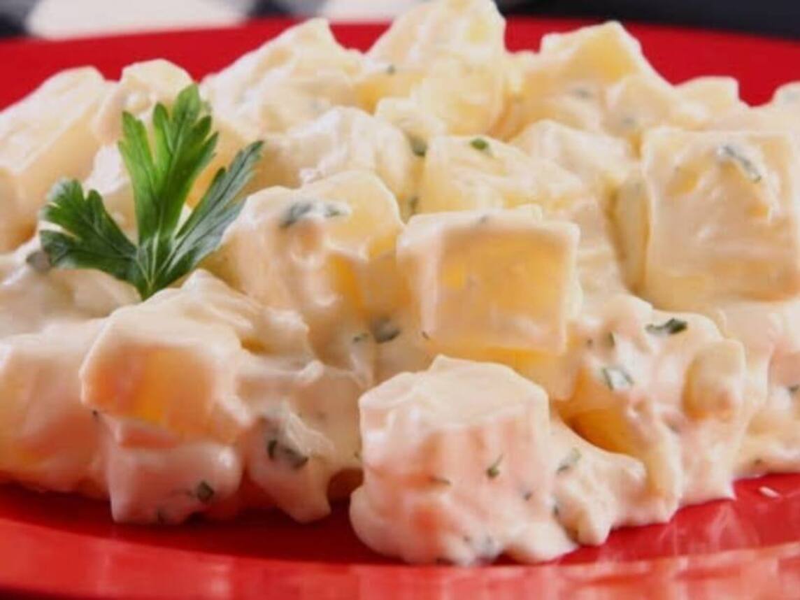 Batatas cozidas com raspas de cenoura, tudo temperadinho e com a melhor maionese :HELMANN'S