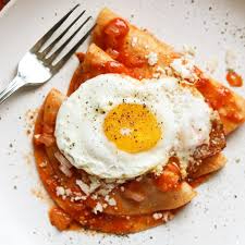 Entomatadas con huevo estrellado