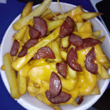 Batata frita irresistível com calabresa ou bacon e cheddar, uma explosão de sabores que vai conquistar seu paladar.