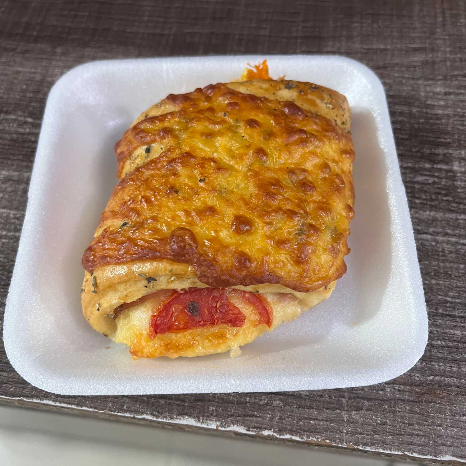 Bauru assado, preparado com massa macia ,recheado com presunto e queijo e tomate, Simples, saboroso e perfeito para matar a fome a qualquer hora do dia!