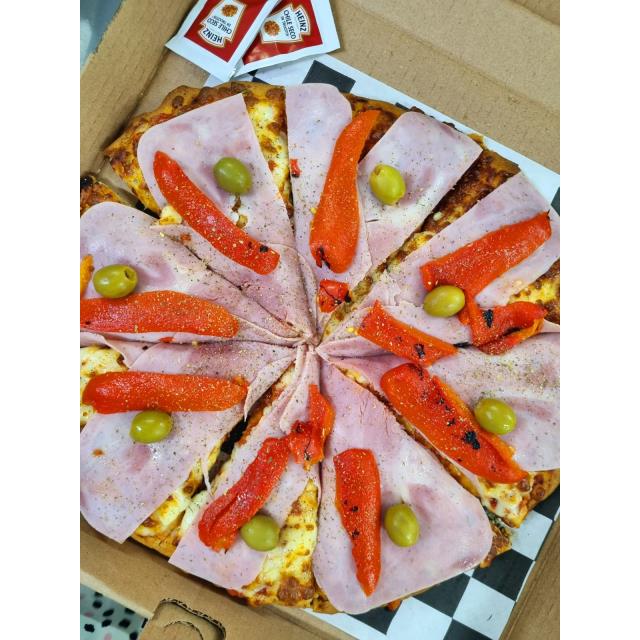 PIZZA JAMON Y MORRONES ASADOS