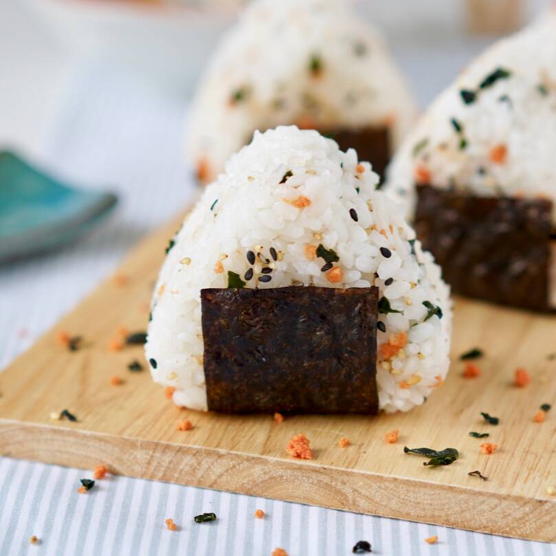 O onigiri (ou oniguiri) é um bolinho de arroz japonês tradicional, É muito popular no Japão pela praticidade, sendo encontrado facilmente em lojas de conveniência.