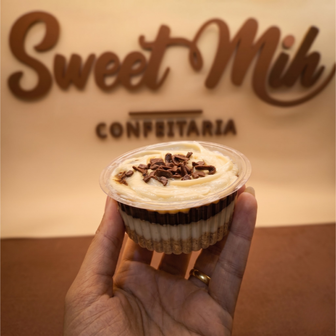 Base de biscoito harmonizando com a suavidade do nosso delicioso Creme de Ninho com uma camada de Nutella finalizado com brigadeiro de ninho. Cada colherada revela camadas de pura perfeição. Uma experiência inesquecível para o paladar. (Aprox. 120gr)