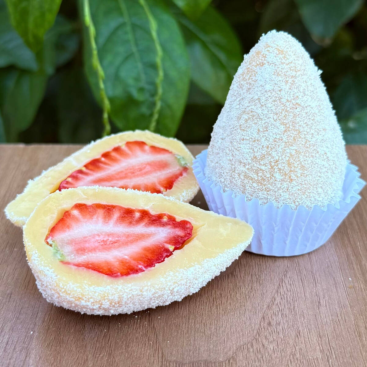 Maravilhosa Surpresa de Morango (coxinha), aquele docinho inesquecível de festa que é feito com morango enrolado no brigadeiro de Ninho.