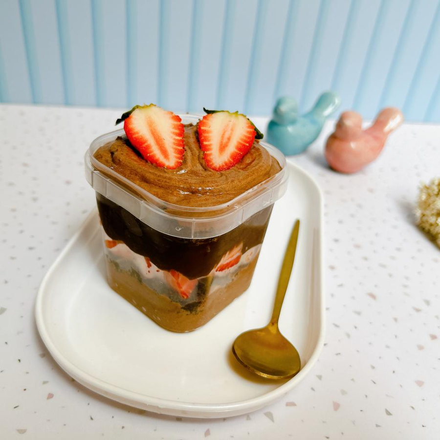 Bolo no pote com mousse de chocolate, massa de chocolate, brigadeiro de chocolate e morangos frescos.