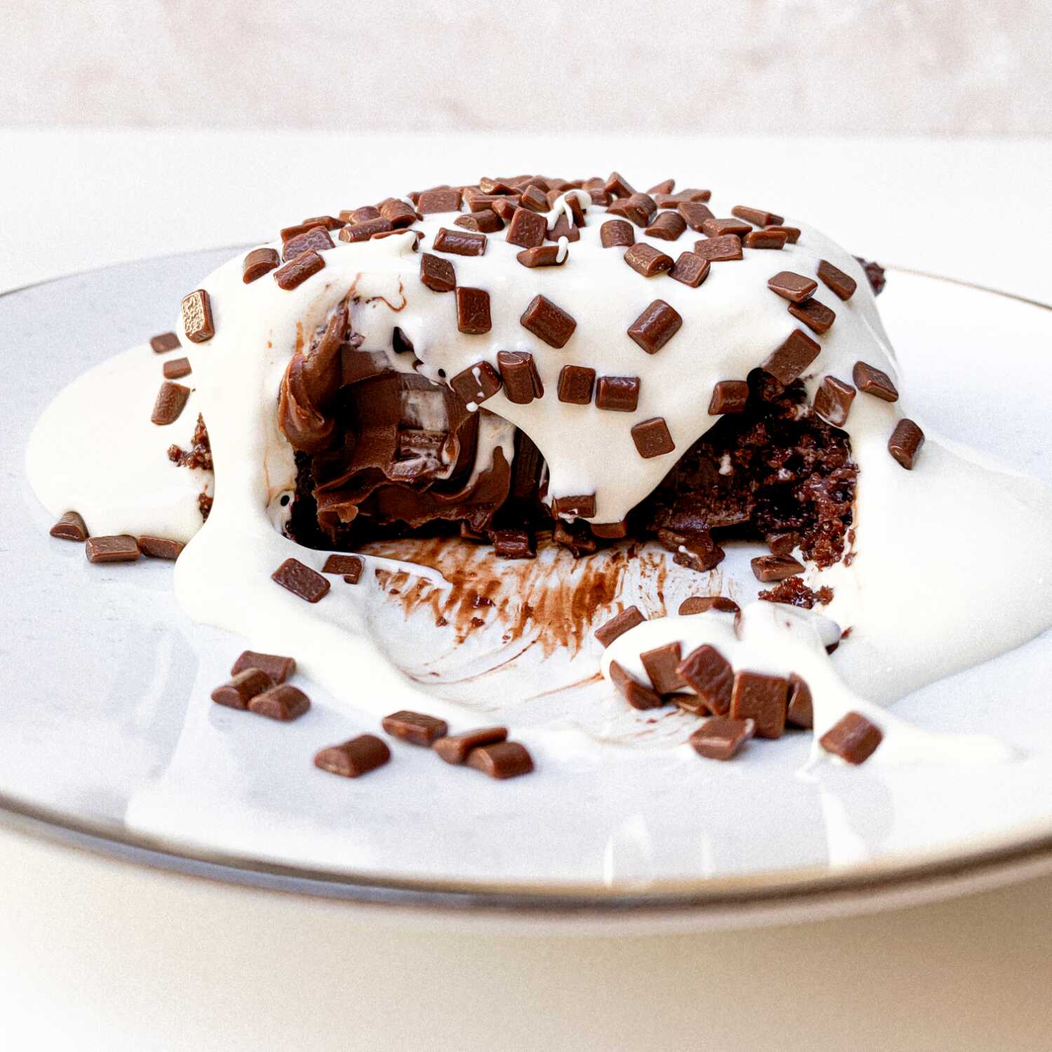 Bolo de chocolate molhadinho com recheio cremoso de chocolate, coberto com muuita nhá benta de leite Ninho. Aprox 210g.