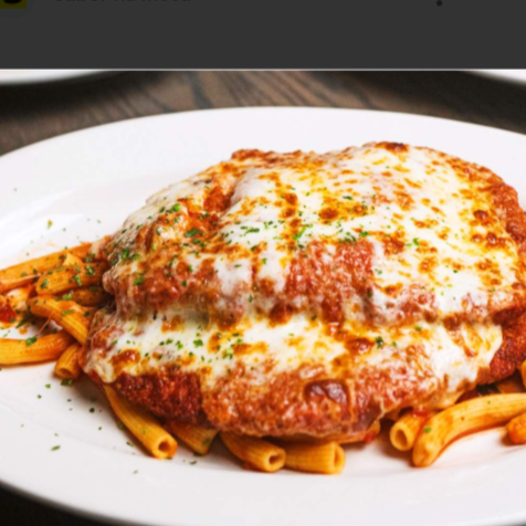 Bife de carne selecionada, empanado de forma profissional, frito no ponto certo, coberto com molho de tomate encorpado e queijo bem derretido, resultando em um prato extremamente saboroso, bem servido e preparado com cuidado, acompanhado de arroz soltinho, feijão fresco, farofa crocante e salada equilibrada