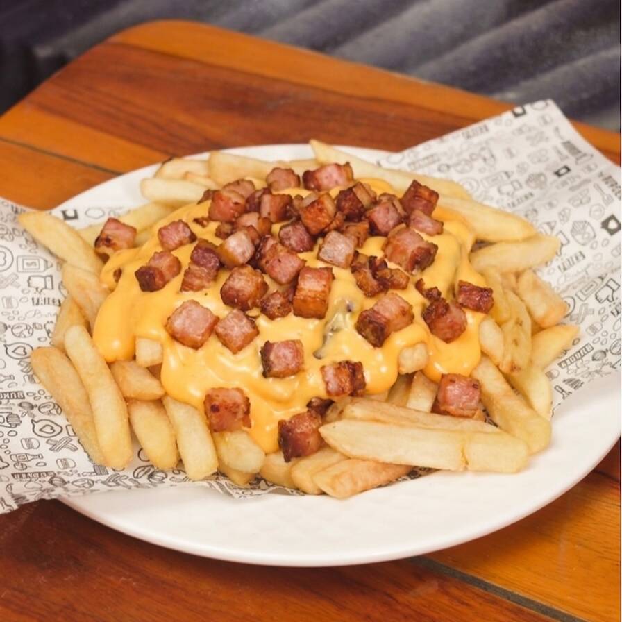 deliciosa batata recheada com cheddar cremoso e bacon crocante