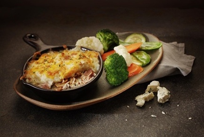 Cerca de 150g de suculentas fatias de filet mignon e cogumelos salteados, cobertos com molho gorgonzola e finalizado com o nosso Garlic Mashed Potato e mix de queijos gratinados.
Sem Glúten