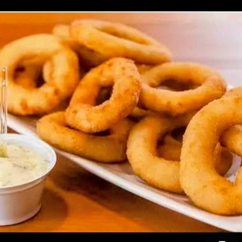 uma deliciosa porção de cebola acaompanhada com um maravilhoso molho da casa