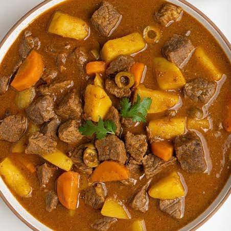 Acompanha Arroz, Feijão, Macarrão, Salada e Farofa.