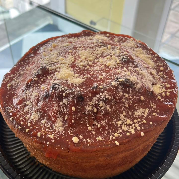 Delicioso bolo grande de Romeu e Julieta, com goiabada e queijo principalmente na cobertura , com aproximadamente 1,2kg
