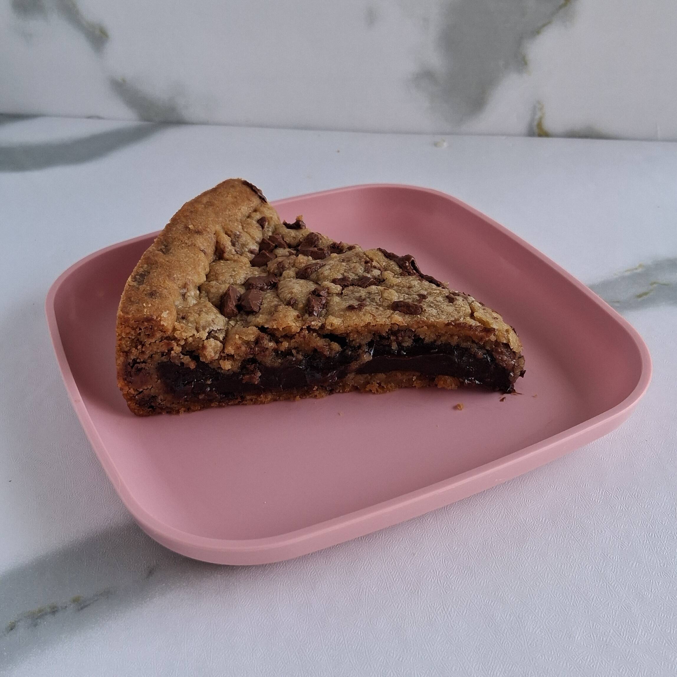 Deliciosa fatia de torta cookies, feita com nosso cookie tradicional e recheada com brigadeiro cremoso de chocolate 50%