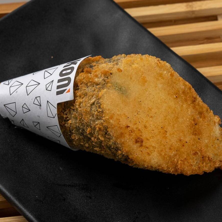 Salmão, arroz, cream cheese e uma crocante camada empanada por fora.