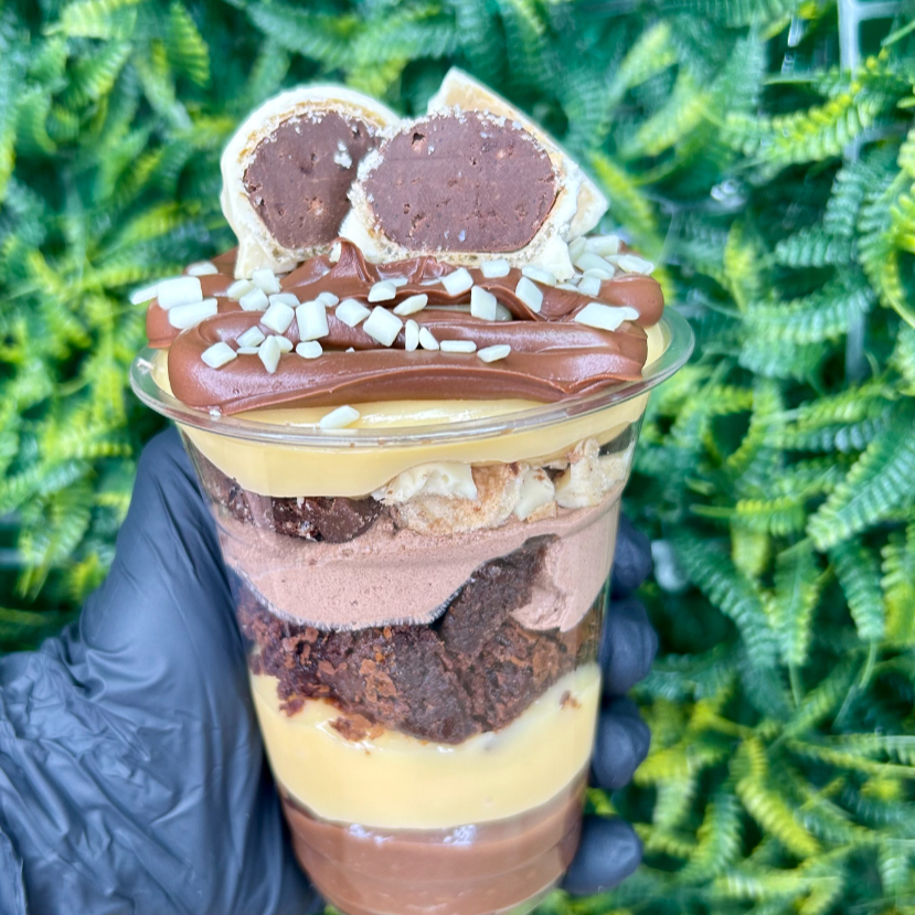 Creme de ninho creme de chocolate brownie mousse de chocolate pedaços de bombom ouro branco finalizado com nutella e mais bombom ouro branco