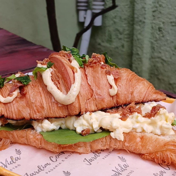 Pasta de ovos com ricota e orégano. Farofa de bacon, mostarda, rúcula no croissant