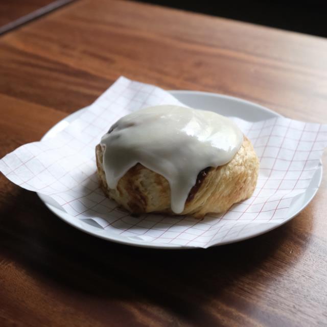 ROL DE CANELA CON CREMA PASTELERA Y NUEZ