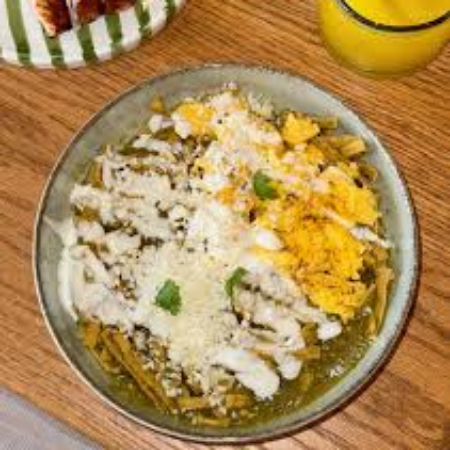 Chilaquiles Verdes Con Huevo Revuelto