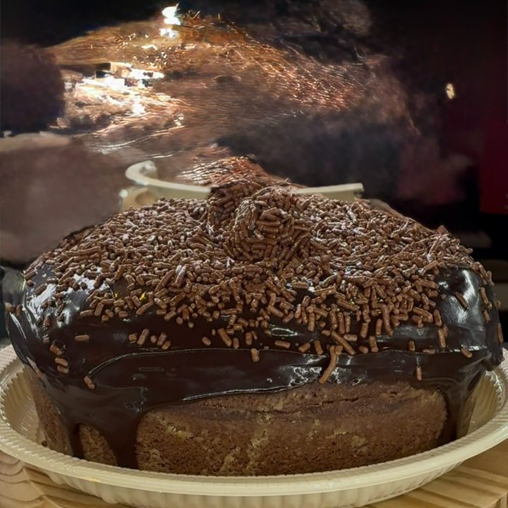 Massa: chocolate Recheio/Calda: calda de brigadeiro Cobertura/Decoração: granulado salpicado Decoração adicional: dois brigadeiros