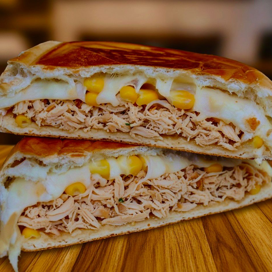 Pão, Salsicha ou Linguiça, Tomate, Cebola, Milho, Evilha, Azeitona, Ketchup, Maionese de alho, Cheddar, Catupiry e passas , molhos