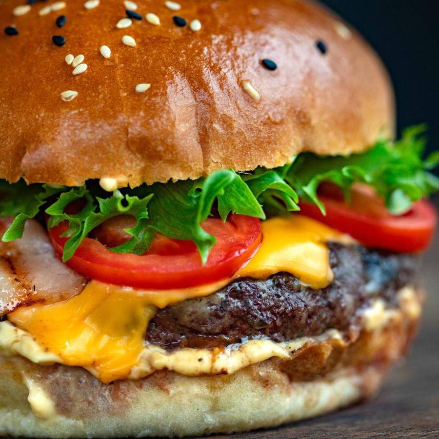 hamburguesa sencilla + papas+ agua 1lt