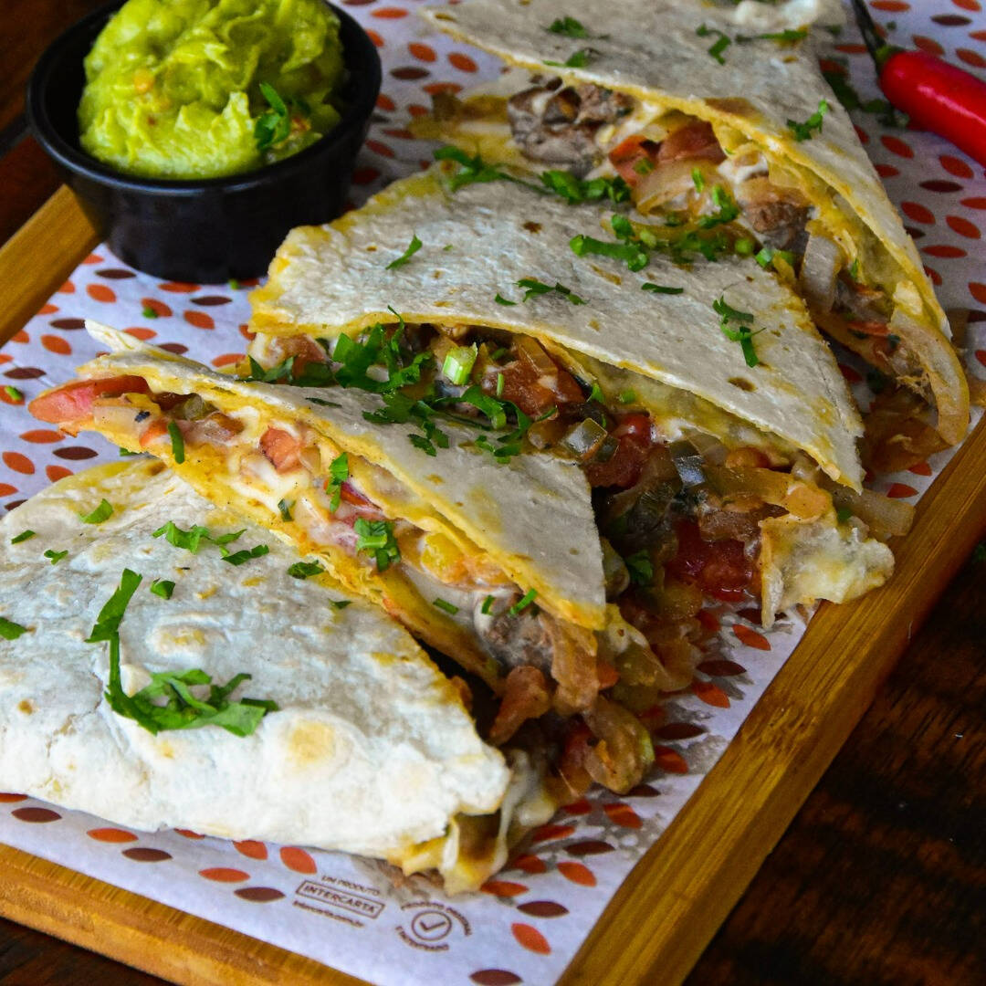 Frango em cubos, tomate, bacon e queijo