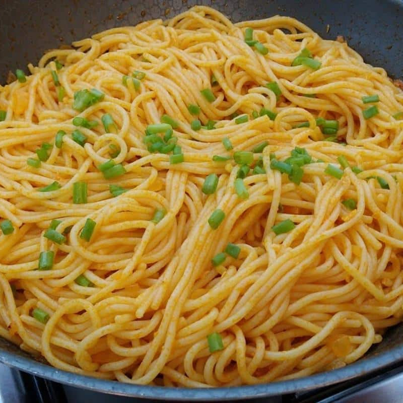 Massa envolvida em um cremoso strogonoff de frango, finalizada com catupiry e batata palha crocante. Uma combinação irresistível, bem servida e cheia de sabor, perfeita para quem ama um clássico com toque especial. 🍝🔥