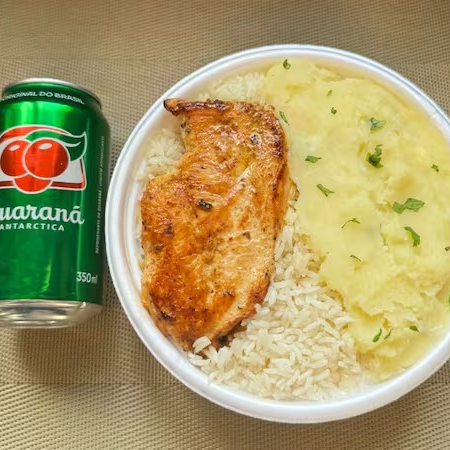 Marmita com delicioso filé de frango grelhado acompanhado de arroz branco, feijão e purê de batata inglesa. Acompanha refrigerante lata Guaraná Antárctica lata 350ml bem gelada. Marmita indicada para 01 pessoa. Serve 1 pessoa (400g)