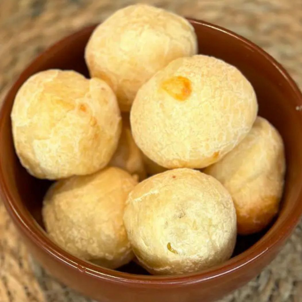 Clássico mineiro feito com polvilho e queijo de qualidade. Casquinha crocante por fora, miolo macio por dentro e aquele sabor quentinho que todo mundo ama. Perfeito para qualquer momento do dia!