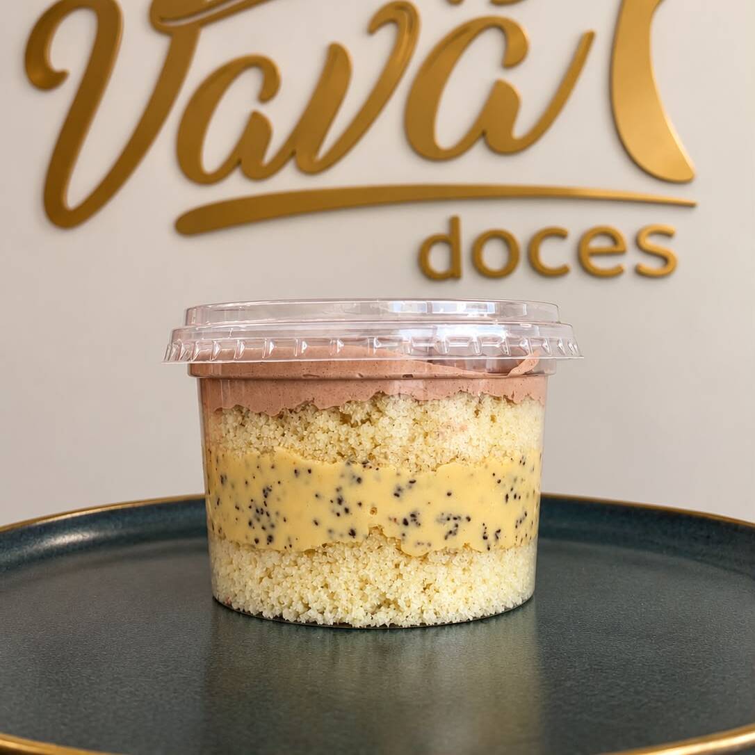 Bolo de pote maracuja, Massa branca recheio de brigadeiro de maracuja e coberto com chantily de chocolate
