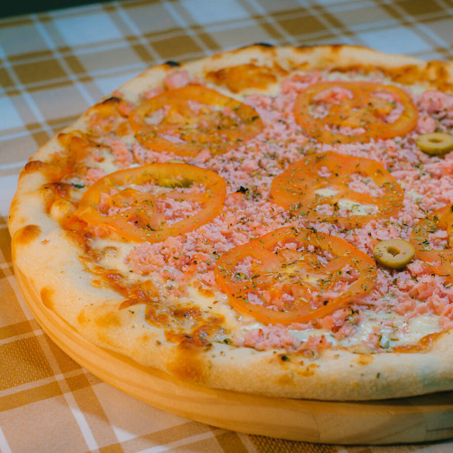 aquela combinação que agrada toda a família. Uma pizza suculenta que une muçarela derretida, presunto de qualidade e tomates maduros, temperados com orégano para um aroma irresistível.(pizza grande 35cm)
