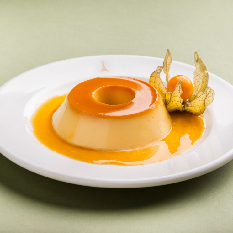 Creme de leite condensado caramelizado, coberto com calda de caramelo.