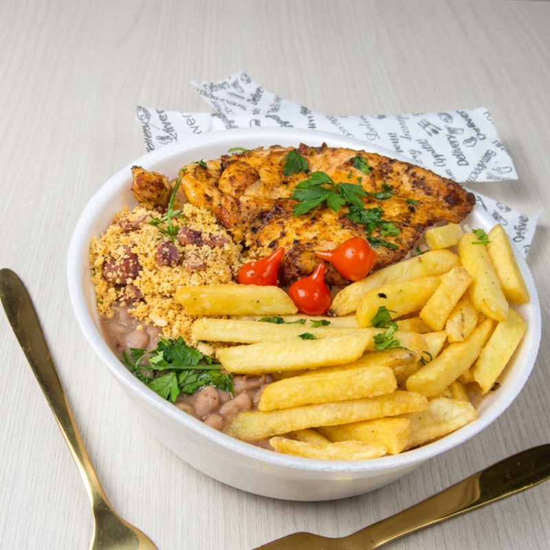 Filé de frango suculento grelhado no ponto, acompanhado de arroz branco soltinho, feijão carioca cremoso, batata frita crocante e farofa temperada. Uma refeição equilibrada e cheia de sabor!