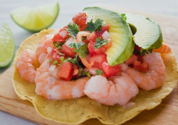 Tostada de camarones cocido en ceviche