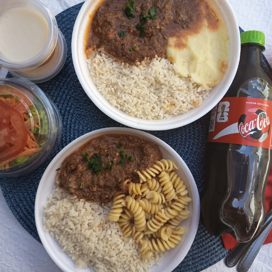 Escolha duas refeições para acompanhar com um refrigerante 600ml geladinho, e dois pudinzinhos da Domani, para completar sua refeição! 2 Porções pequenas.