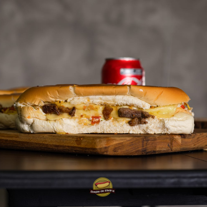 Pão especial, duas vinas perdigão, tomate,milho,maionese caseira,catupiry, creem cheese, iscas de alcatras, muçarella, e batata palha.