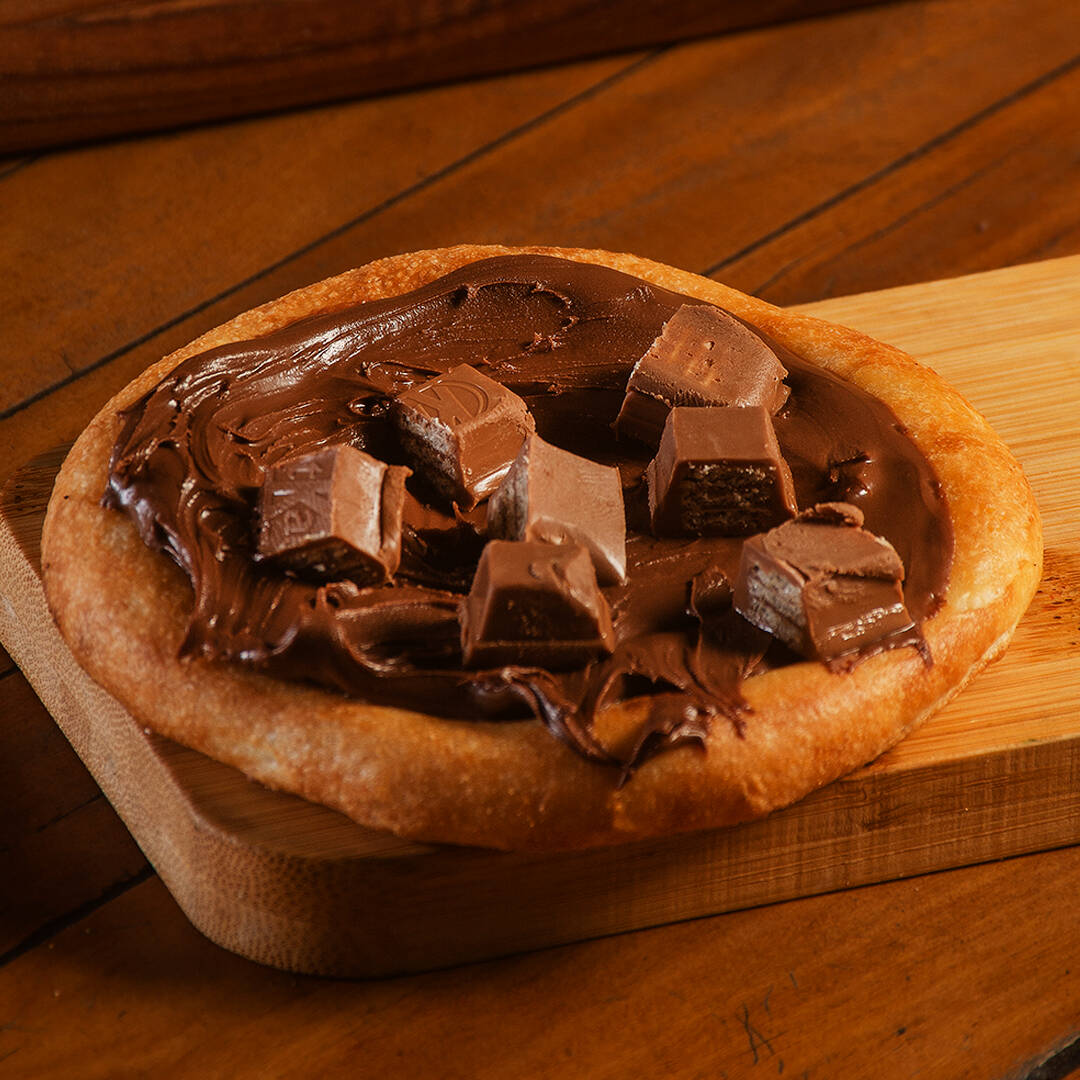 Chocolate ao leite com pedaços de kitkat