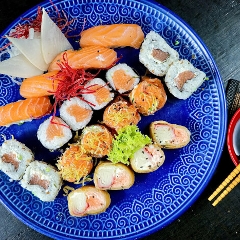 04 Niguiri de salmão - 04 hossomaki de salmão - 04 uramaki de salmão - 04 joe de salmão - 04 hot de salmão especial ( sem arroz )