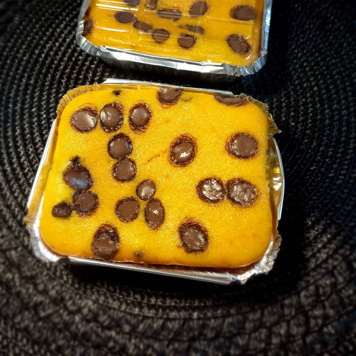 Ele está de volta! Marmita forrada com brownie molhadinho por baixo, coberto com bolo de cenoura bem fofinho, finalizado com gotas de chocolate.