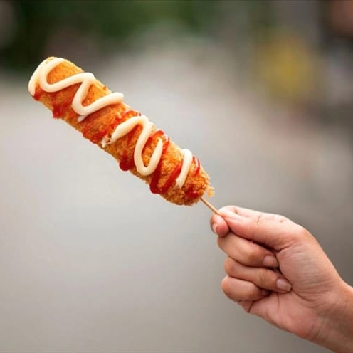 Salsichão com muçarela empanados no espeto.