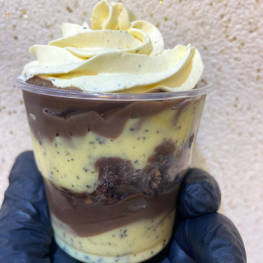 Creme de maracujá, brigadeiro cremoso, pedacinhos de brownie e mousse de maracujá