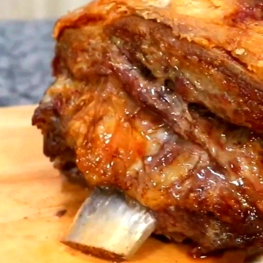 O Segredo da Nossa Costela: Mais de 12 Horas de Defumação! Prepare-se para a experiência definitiva em costela! Nossa especialidade é preparada lentamente, "no bafo", por um período impressionante de mais de 12 horas. Esse processo artesanal garante que cada pedaço desmanche na boca, com uma maciez inigualável e um sabor defumado profundo e irresistível. Não é apenas comida, é paixão e paciência em cada garfada. Peça agora e descubra por que nossa costela é tão lendária! 🔥 Definir pre