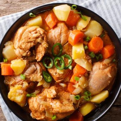 Desfrute do nosso suculento Frango Ensopado, impecavelmente cozido até atingir uma textura divinamente tenra, e acompanhado por uma generosa porção de batatas e cenouras cuidadosamente selecionadas para garantir o máximo de sabor. Além disso, o prato é servido com um arroz branco leve e macarrão al dente, ambos perfeitamente temperados. Para complementar, oferecemos um feijão caseiro, cozido lentamente para liberar todos os seus sabores. Tudo é finalizado com uma porção de batatas fritas crocantes e douradas. Uma combinação irresistível que promete satisfazer o seu paladar.