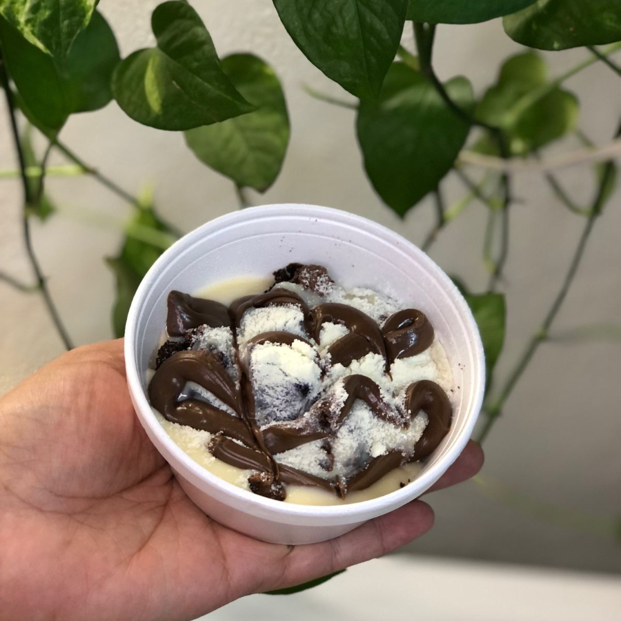 **Brownie Alagado de Ninho**
Brownie de chocolate intenso, com textura densa e macia, preparado para realçar o sabor do cacau. Finalizado com uma generosa cobertura de brigadeiro branco super cremoso, que “alaga” a sobremesa, trazendo um contraste perfeito entre o chocolate marcante e a suavidade do leite em pó. Uma combinação irresistível, com sabor equilibrado e textura extremamente cremosa.