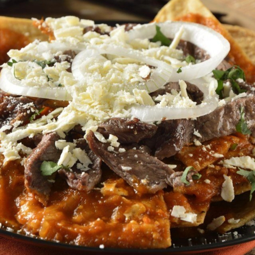 Chilaquiles Rojos con Bistec Asado