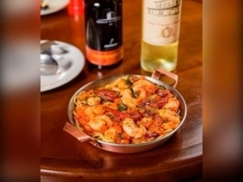 Camarões com espaguete italiano coberto com delicioso molho de tomate frescoacrescido de tomate seco, nata, azeitona preta e rúcula.